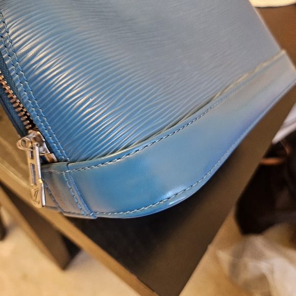 ✨ Authentic Louis Vuitton Alma BB in rare Cyan Épi leather. - Picture 8 of 16